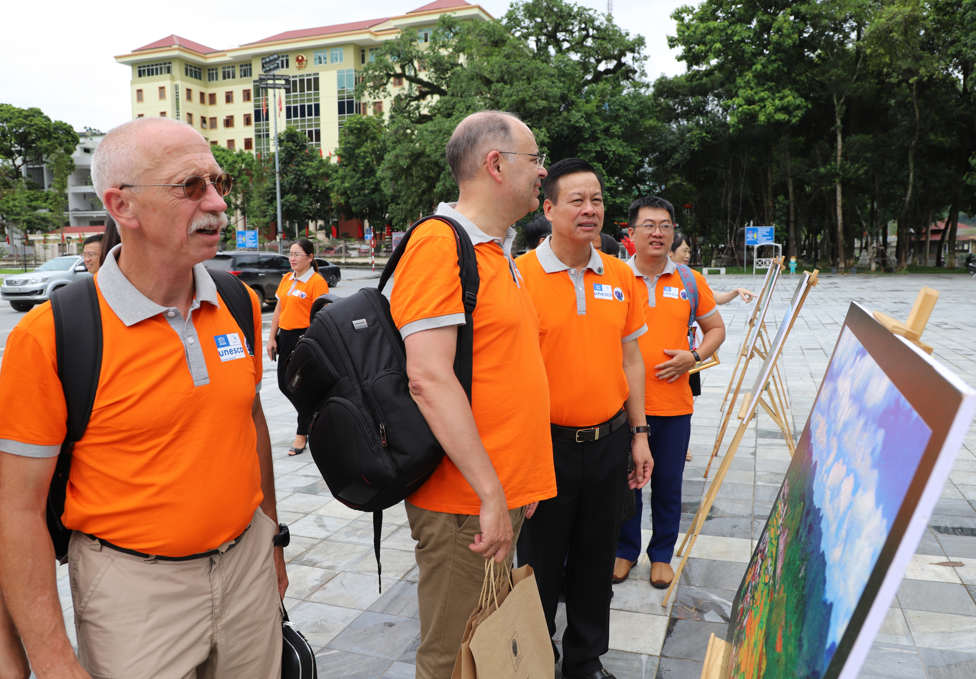 Chủ tịch UBND tỉnh Nguyễn Văn Sơn cùng đoàn công tác thăm quan triển lãm ảnh nghệ thuật CVĐC toàn cầu CNĐ Đồng Văn tại Quảng trường 26.3.
