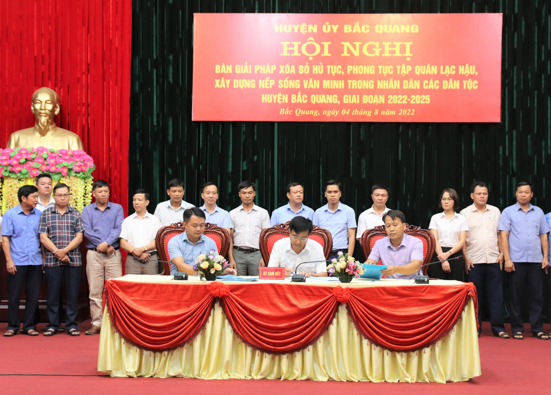 Chủ tịch UBND các xã, thị trấn ký cam kết với Chủ tịch UBND huyện về gương mẫu xóa bỏ hủ tục, phong tục tập quán lạc hậu, xây dựng nếp sống văn minh trong nhân dân các dân tộc huyện Bắc Quang, giai đoạn 2022 – 2025.