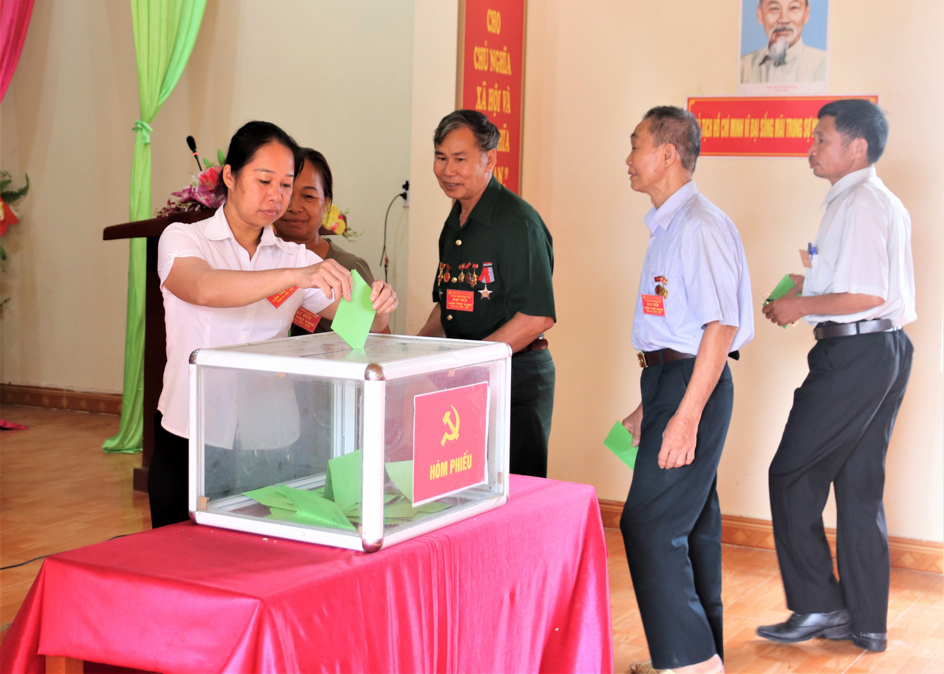 Đại hội tiến hành bầu Chi ủy Chi bộ thôn Hùng Tâm khóa mới.