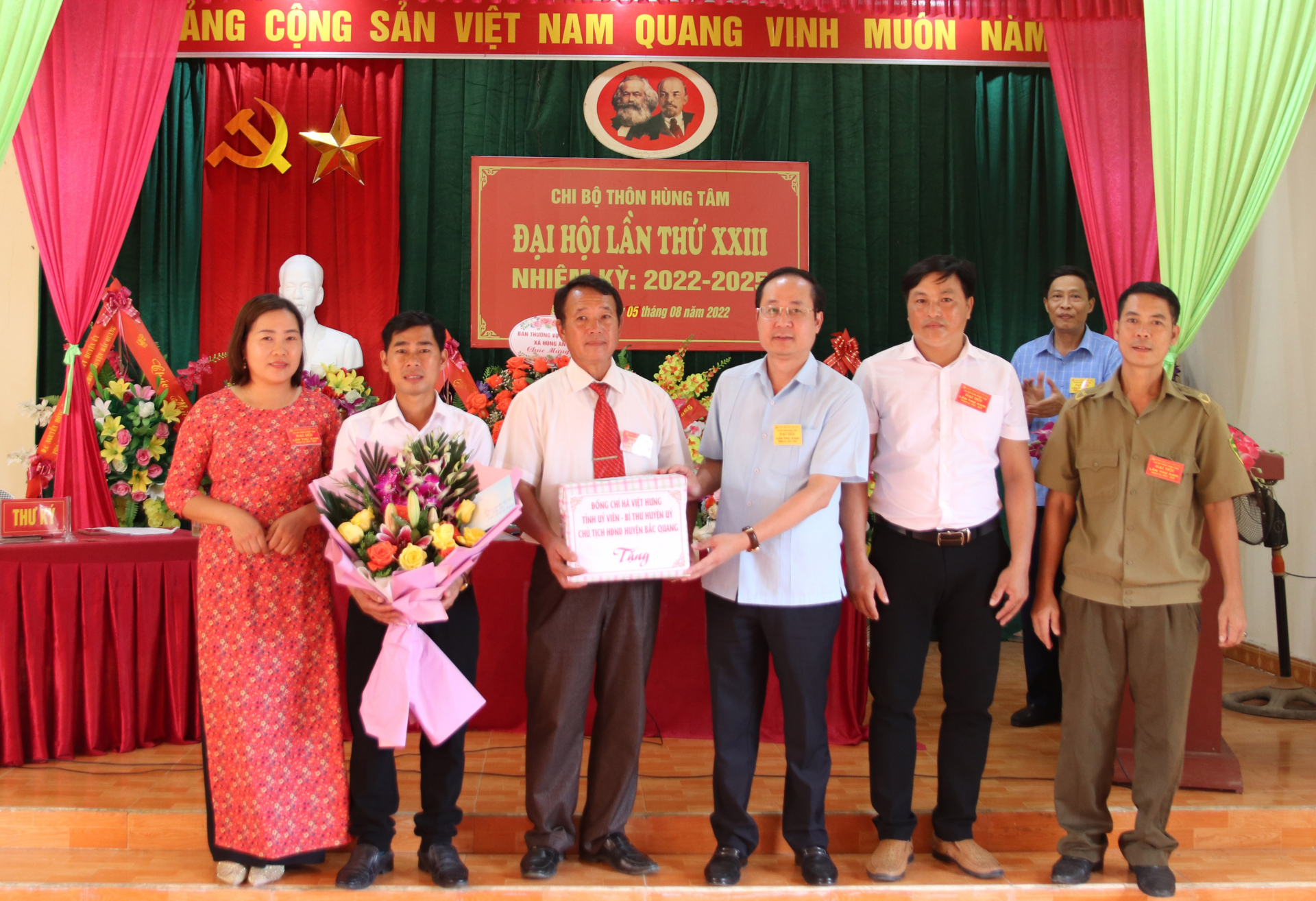 Lãnh đạo huyện Bắc Quang tặng hoa và quà chúc mừng Chi ủy Chi bộ thôn Hùng Tâm khóa mới. 