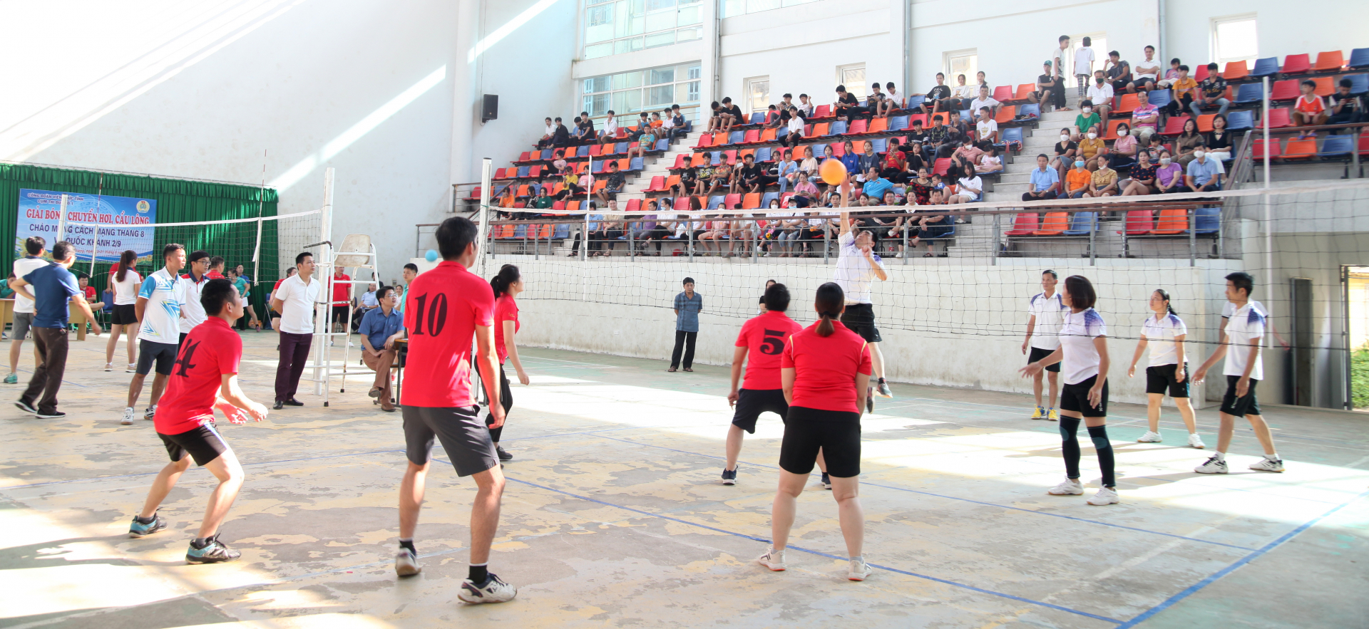 Trận đấu bóng giữa đội Ban Nội chính Tỉnh ủy với Trường Chính trị tỉnh.
