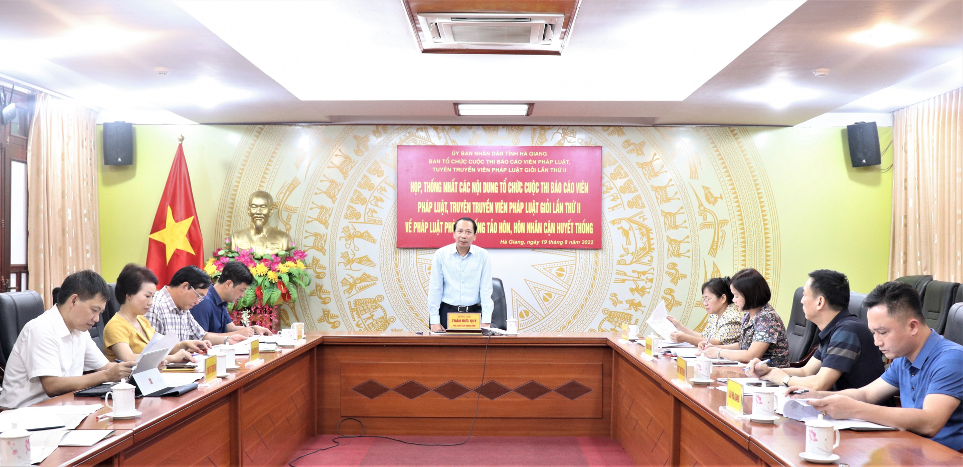 Phó Chủ tịch UBND tỉnh Trần Đức Quý phát biểu kết luận tại buổi họp.