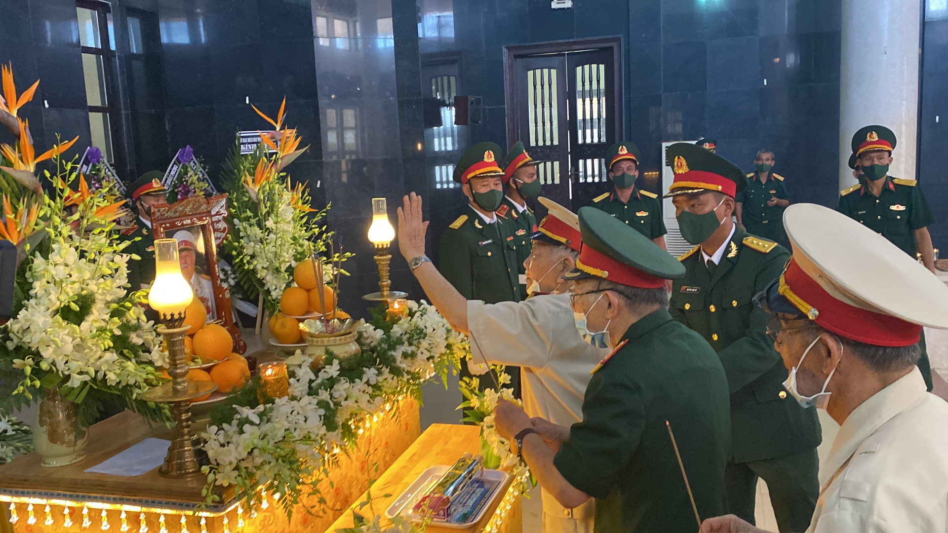 Đại tá Võ Văn Minh cùng đồng đội chiến đấu cùng thời chào tiễn đưa đại úy Kostas Nguyễn Văn Lập