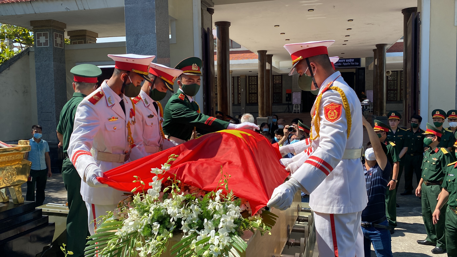 Quốc kỳ Việt Nam được phủ lên hòm đựng tro cốt của người lính quốc tịch Hy Lạp