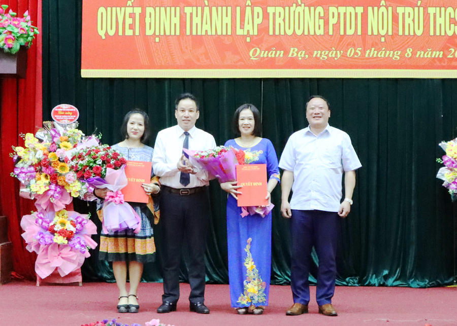 Đồng chí Nguyễn Thế Bình, Tỉnh ủy viên, Giám đốc Sở GD&ĐT trao Quyết định và tặng hoa chúc mừng các đồng chí được bổ nhiệm chức vụ quản lý nhà trường.