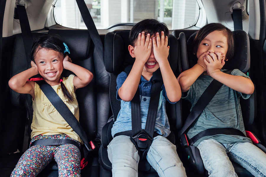 Trẻ em đi ôtô có thể ngồi ghế riêng tùy độ tuổi và luôn thắt dây an toàn.