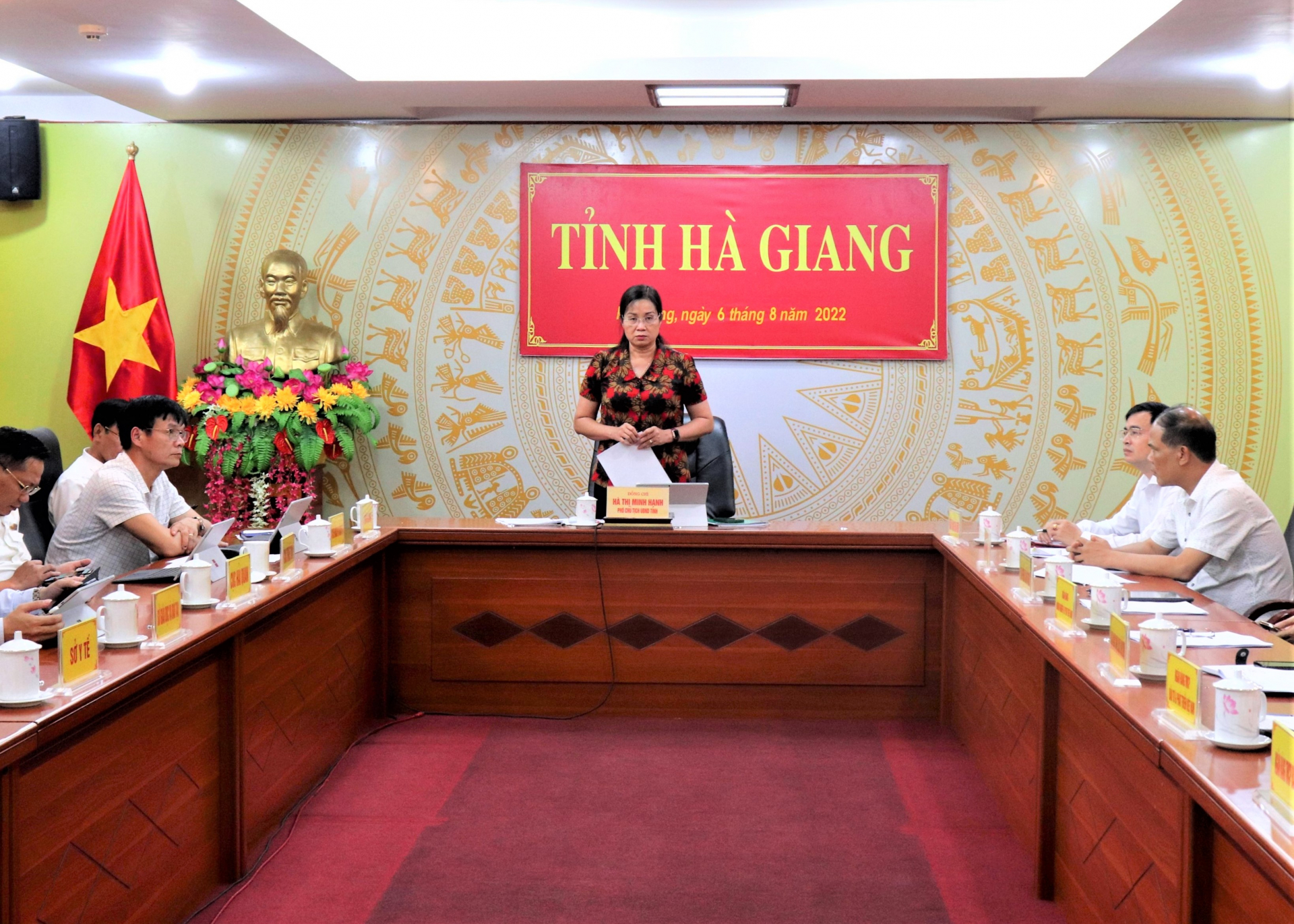 Phó Chủ tịch UBND tỉnh Hà Thị Minh Hạnh phát biểu thảo luận tại cuộc họp.