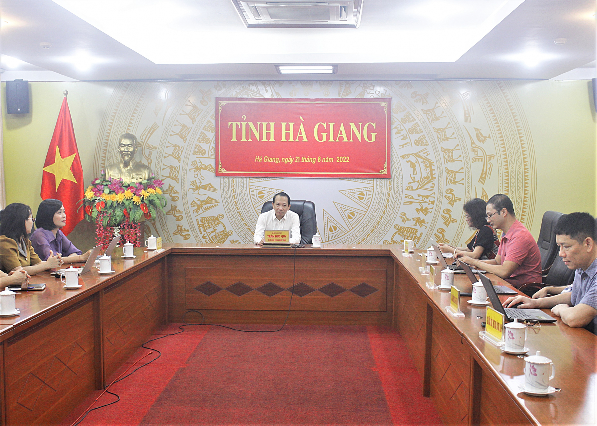 Phó Chủ tịch UBND tỉnh Trần Đức Quý và các đại biểu dự hội nghị tại điểm cầu Hà Giang.
