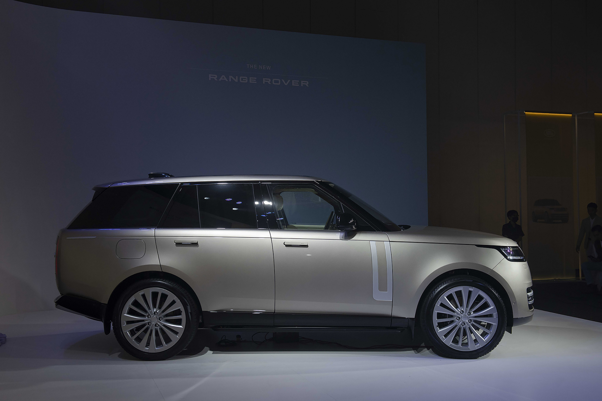 Range Rover thế hệ mới giá từ 11,2 tỷ đồng.
