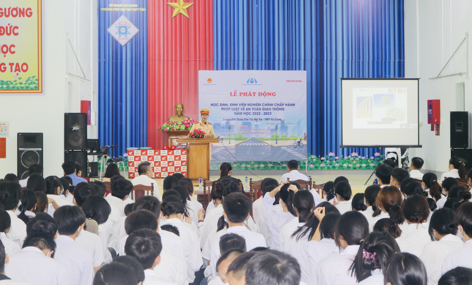 Toàn cảnh Lễ phát động học sinh, sinh viên nghiêm chỉnh chấp hành pháp luật về an toàn giao thông năm học 2022 - 2023 tại Hà Giang