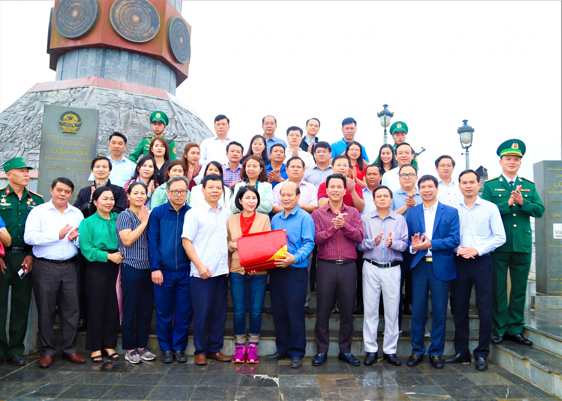 Lãnh đạo huyện Đồng Văn tặng lá cờ treo tại Cột cờ Quốc gia Lũng Cú cho Lớp bồi dưỡng kiến thức QP-AN đối tượng 1, khoá 87