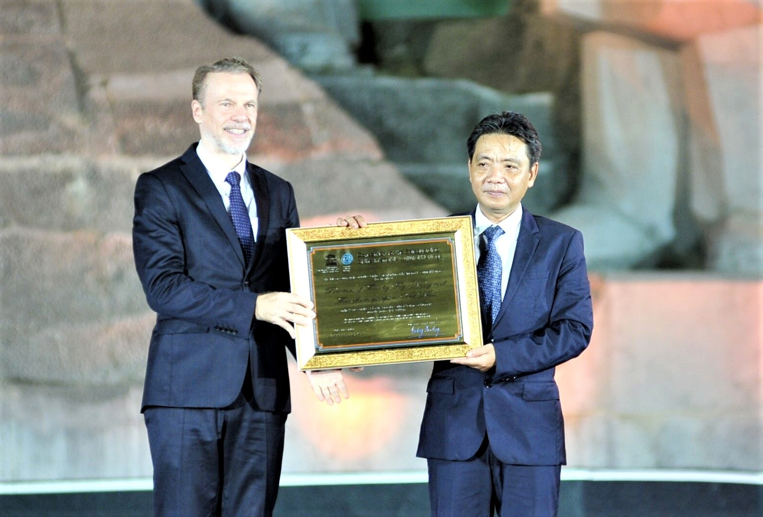 Trưởng đại diện UNESCO tại Việt Nam Christian Manhart trao Bằng ghi danh hát Then, đàn tính cho lãnh đạo Bộ Văn hóa TT&DL.