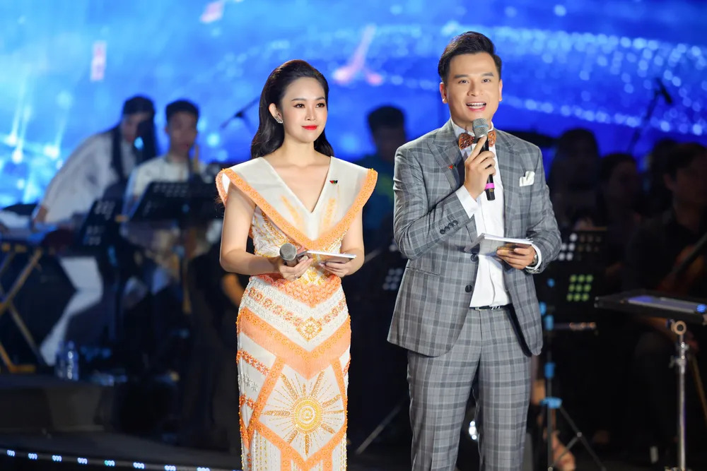 MC Danh Tùng và Thùy Linh dẫn vòng chung kết Sao Mai 2022.