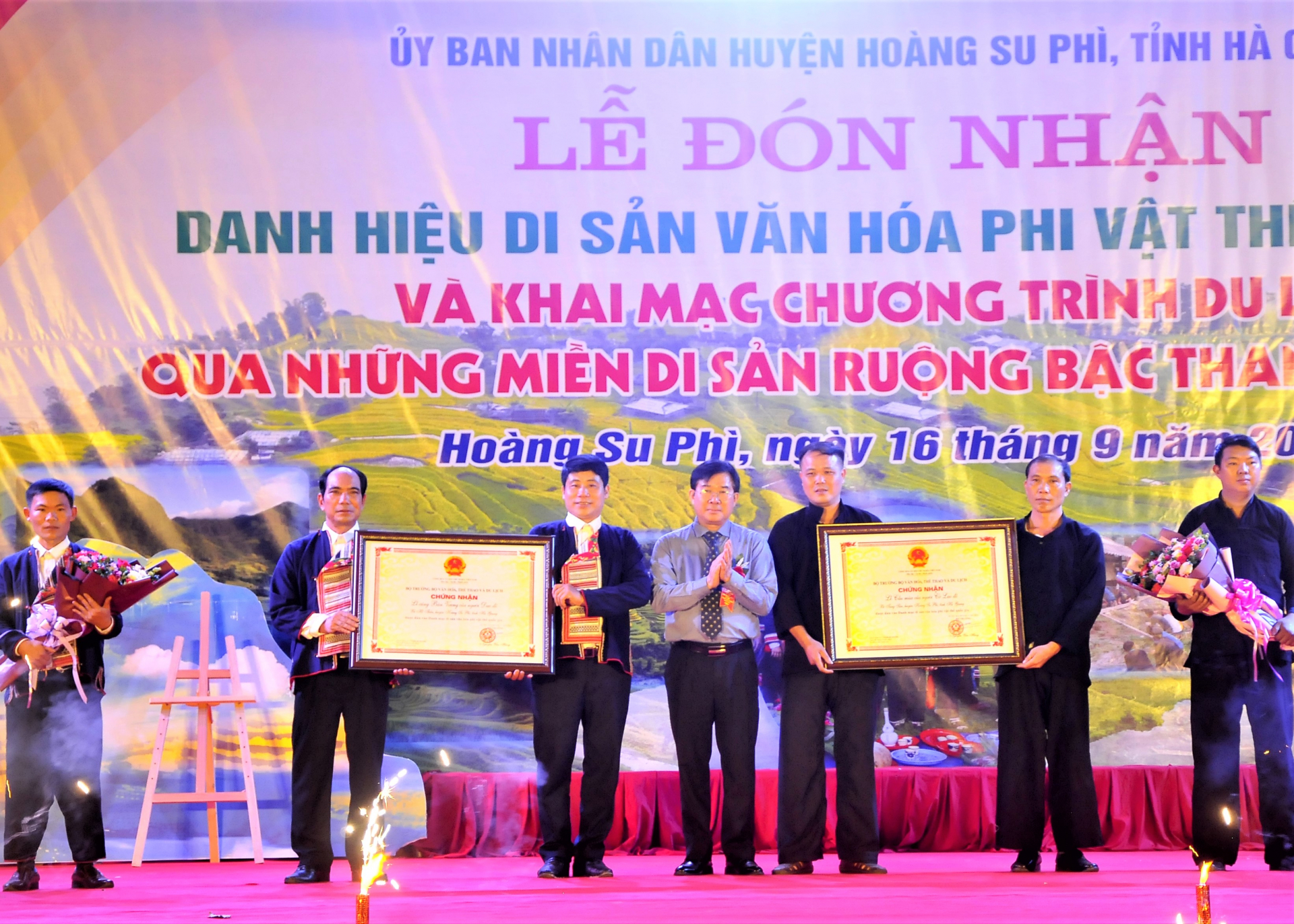Lãnh đạo Cục Di sản - Bộ Văn hóa TT&DL trao Bằng công nhận di sản cho lãnh đạo xã Túng Sán và Hồ Thầu.