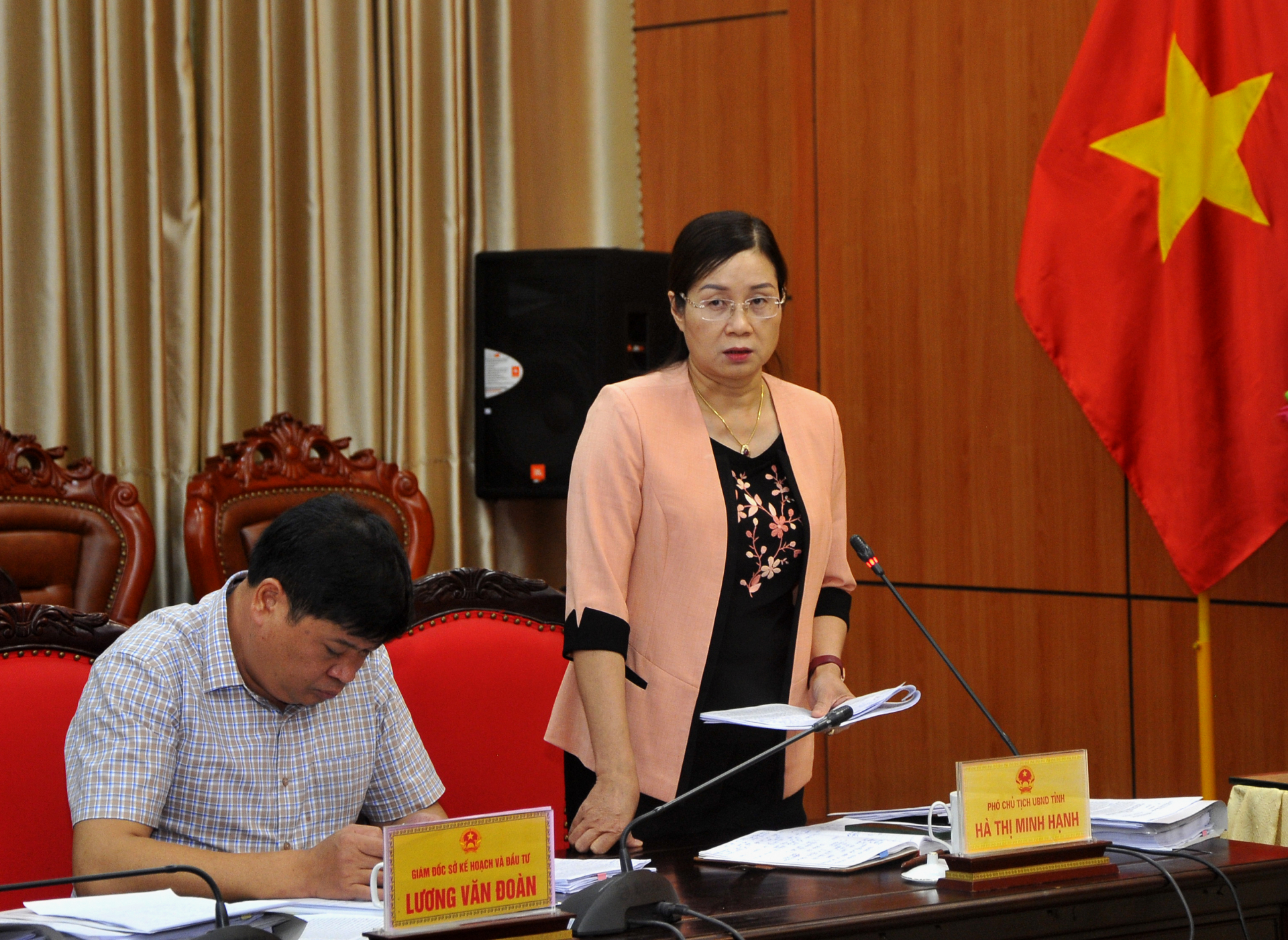 Phó Chủ tịch UBND tỉnh Hà Thị Minh Hạnh đề nghị các sở, ngành, địa phương quyết tâm, quyết liệt triển khai các nhiệm vụ để hoàn thành chỉ tiêu kế hoạch trong các tháng cuối năm.