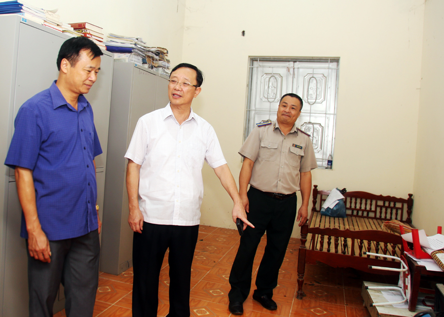 Phó Bí thư Thường trực Tỉnh ủy, Chủ tịch HĐND tỉnh Thào Hồng Sơn kiểm tra kho tang vật của Chi cục Thi hành án dân sự huyện Xín Mần. 