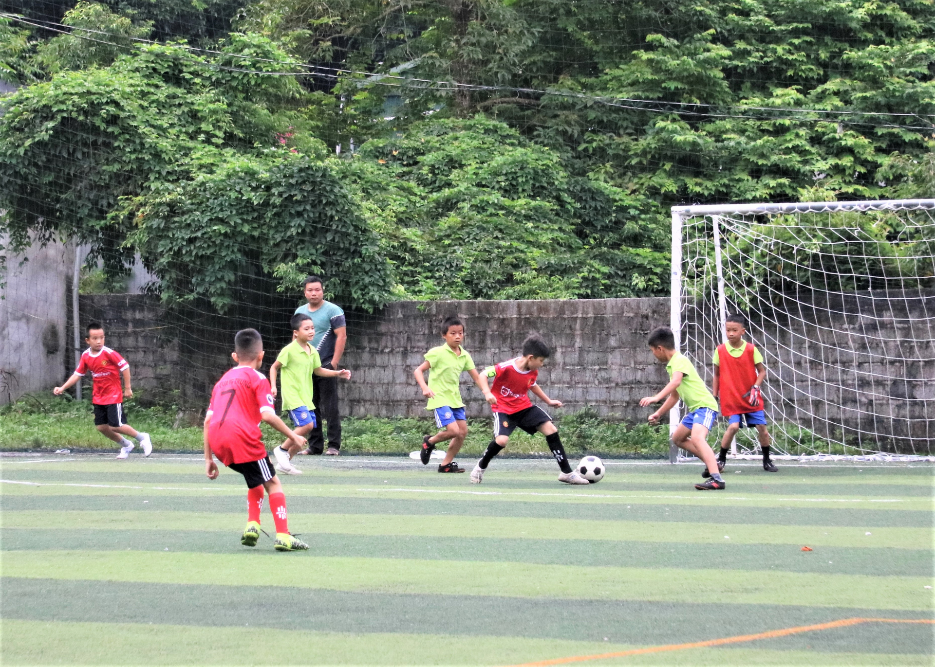 Đội Bóng đá trường Tiểu học Phương Độ thi đấu với Đội Bóng đá trường Tiểu học Quang Trung