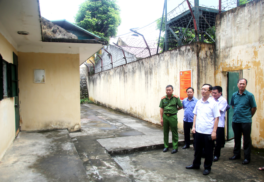 Đoàn công tác kiểm tra cơ sở vật chất nhà tạm giam, tạm giữ của Công an huyện.