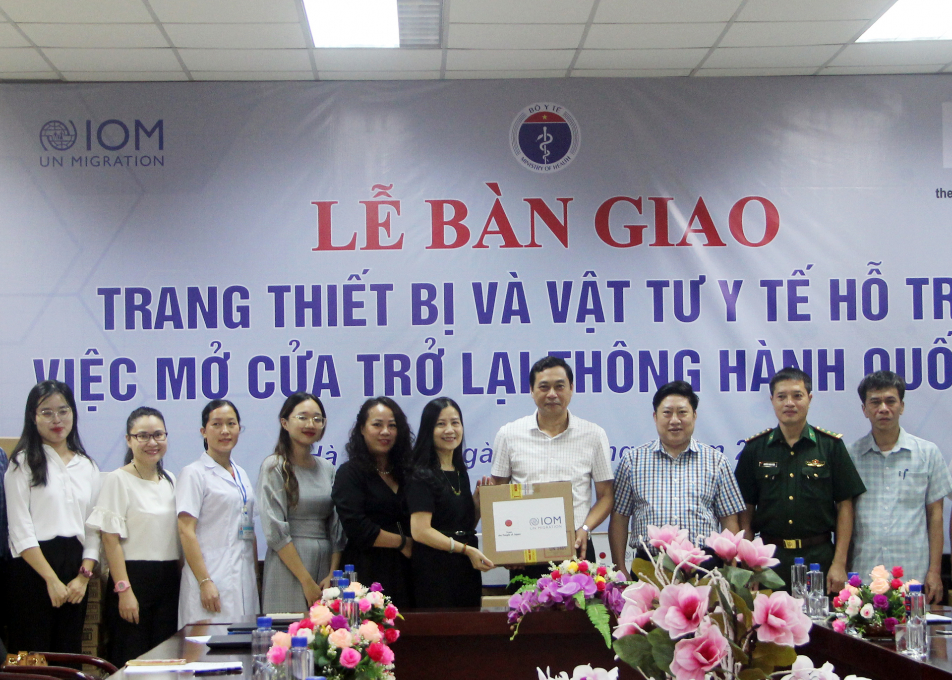 Đại diện Tổ chức IOM bàn giao vật tư, trang thiết bị phòng, chống dịch cho tỉnh Hà Giang.