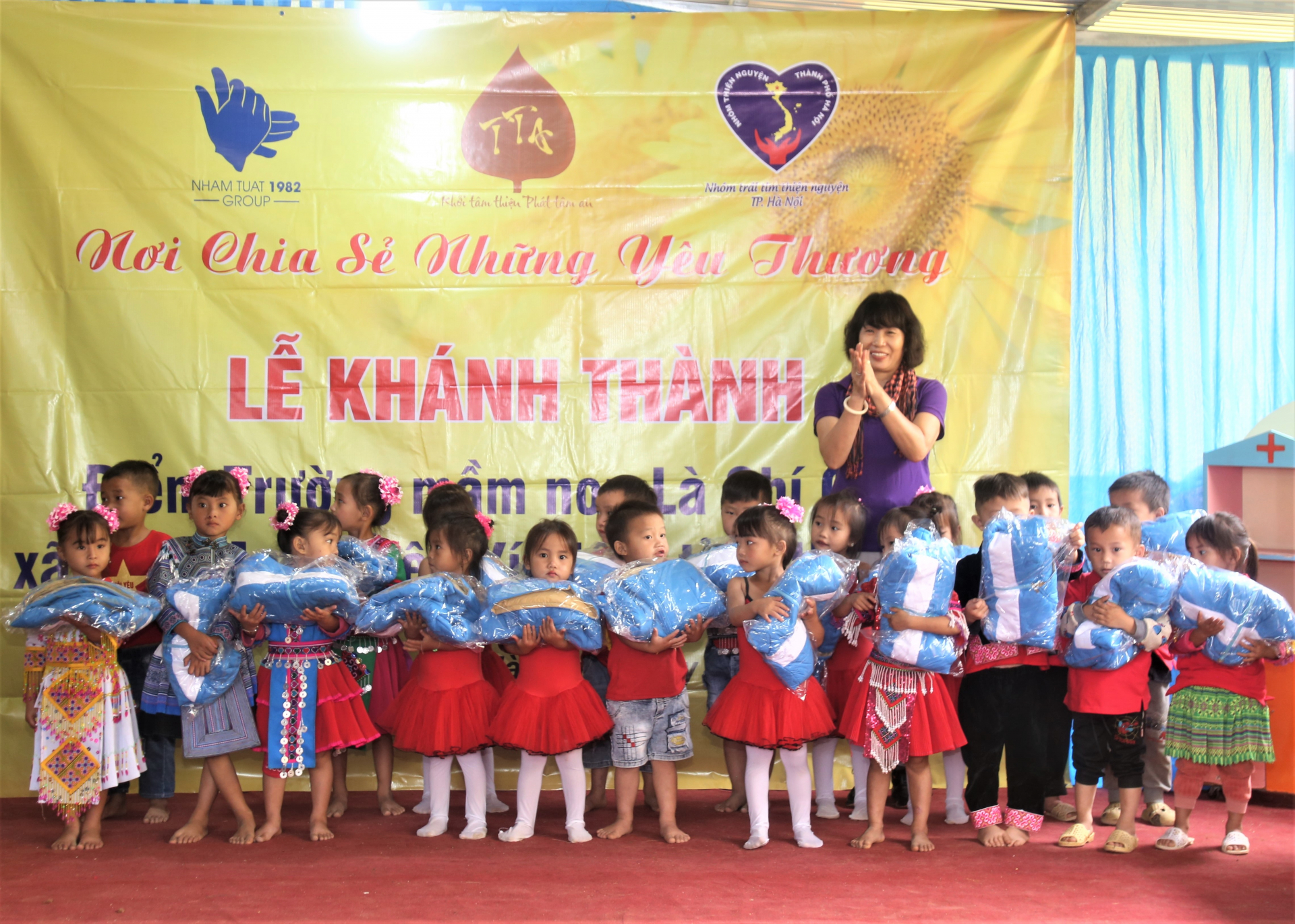 Nhóm Trái tim thiện nguyện T.p Hà Nội tặng quà cho học sinh tại điểm trường.