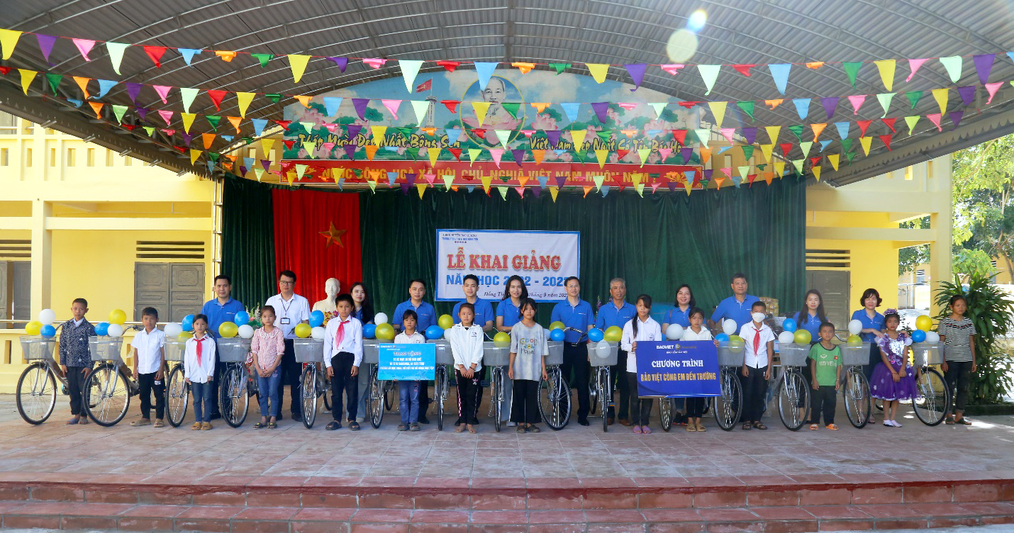 Bảo Hiểm Bảo Việt trao tặng xe đạp cho các em học sinh Trường PTDTBT TH & THCS Đồng Tiến