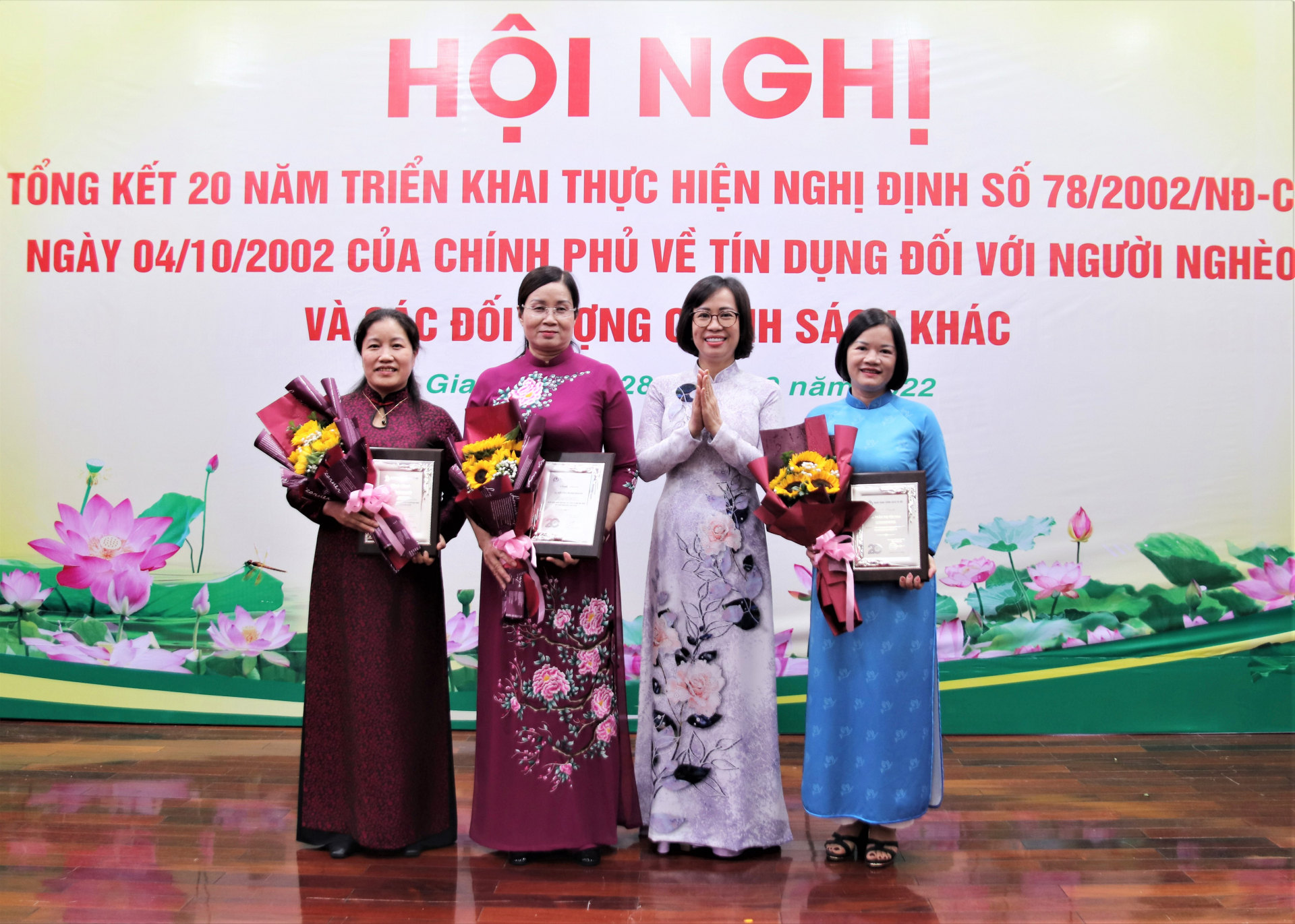 Lãnh đạo Ngân hàng CSXH Việt Nam trao Bảng vinh danh các cá nhân là Trưởng Ban đại diện, thành viên Ban đại diện HĐQT Ngân hàng CSXH tiêu biểu trên địa bàn tỉnh.