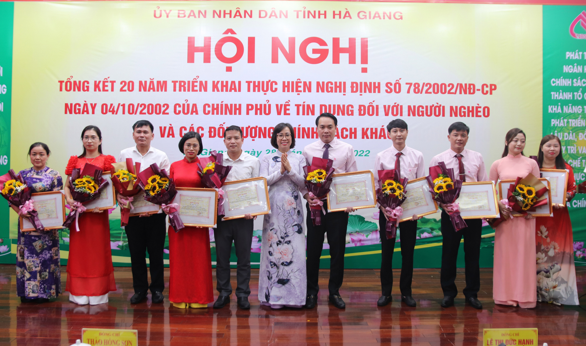 Lãnh đạo Ngân hàng CSXH Việt Nam tặng Bằng khen cho các cá nhân có thành tích xuất sắc trong thực hiện Nghị định 78 của Chính phủ.
