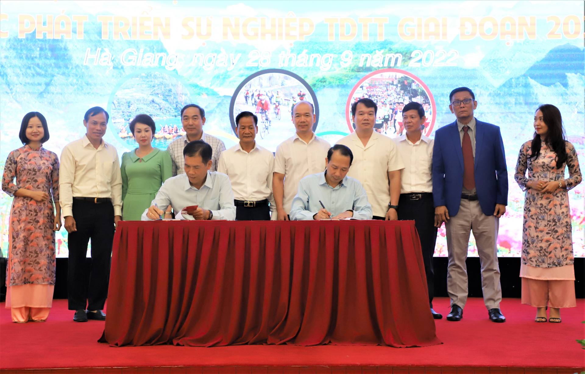 Đồng chí Trần Đức Quý, Phó Chủ tịch UBND tỉnh và đồng chí Trần Đức Phấn, Phó Tổng cục trưởng, Tổng cục TDTT ký kết chương trình hợp tác.