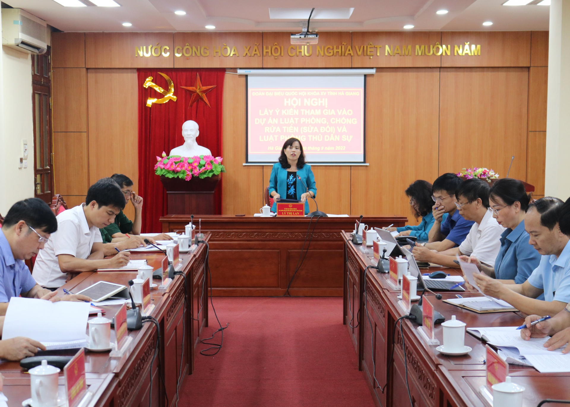 Phó Trưởng đoàn chuyên trách Đoàn ĐBQH khóa XV tỉnh Hà Giang Lý Thị Lan phát biểu tại hội nghị.