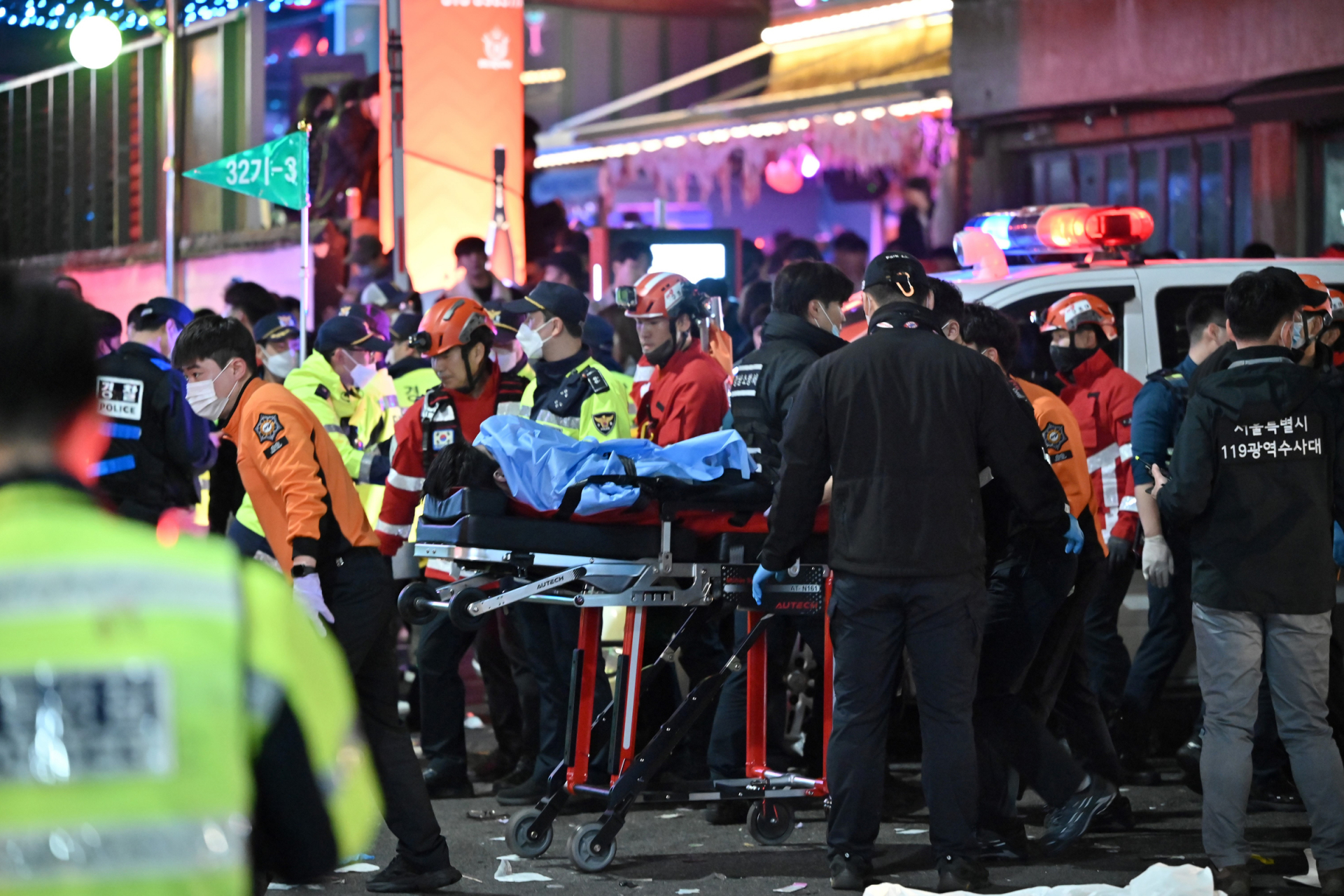 Nhân viên cứu hộ dùng cáng di chuyển nạn nhân trong vụ giẫm đạp ở khu Itaewon, Seoul, đêm 29/10.
