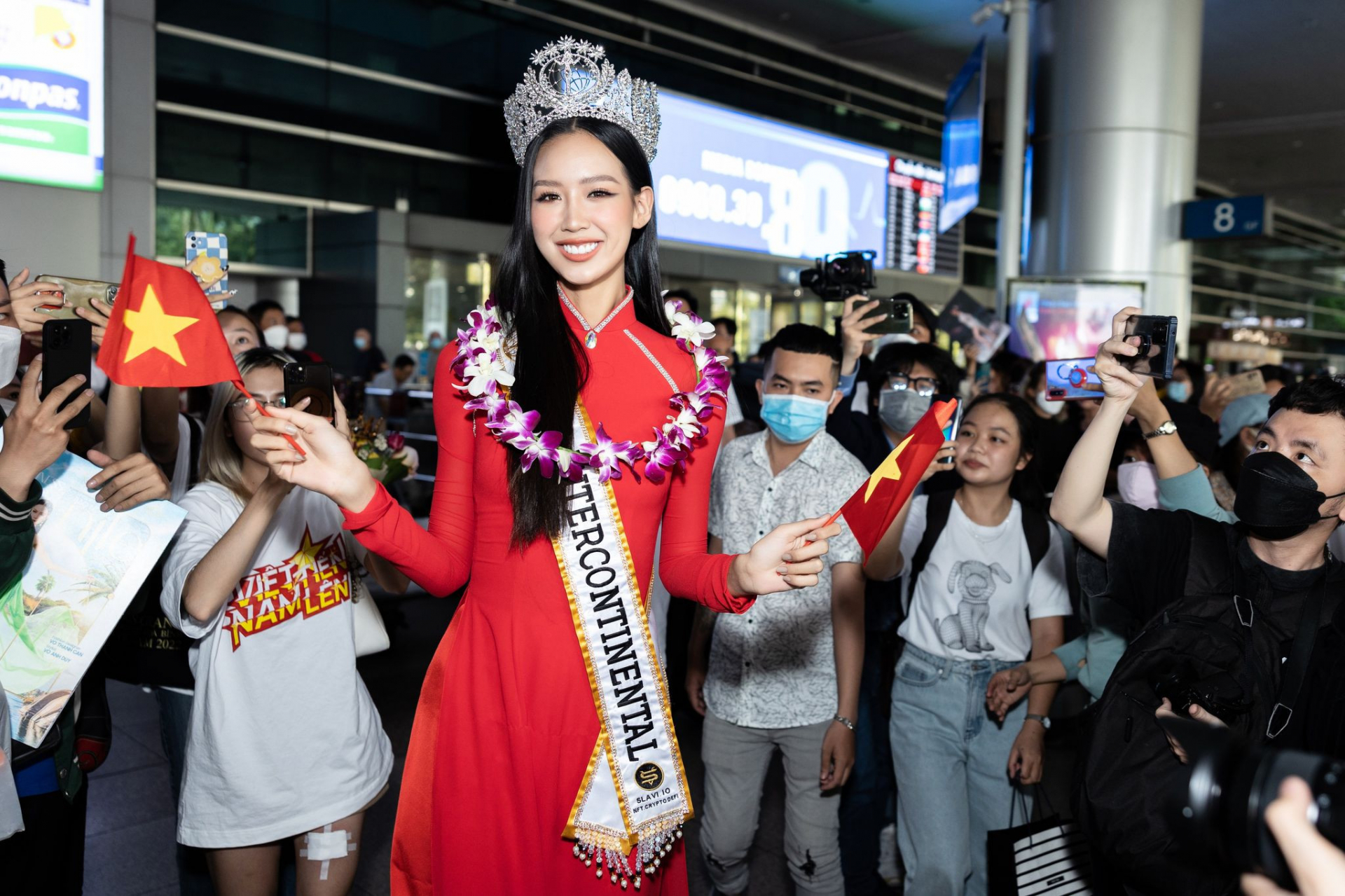 Sau 2 ngày đăng quang tại Ai Cập, Hoa hậu Liên lục địa 2022 Lê Nguyễn Bảo Ngọc về nước trong sự chào đón nồng nhiệt từ người thân, bạn bè và người hâm mộ.