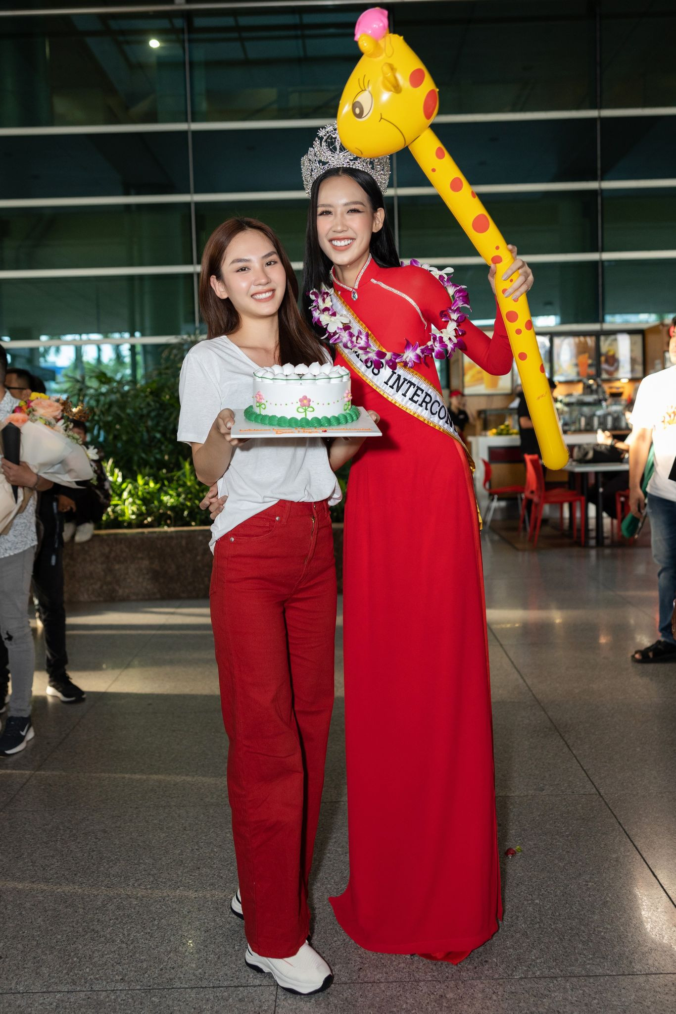 Hoa hậu Huỳnh Nguyễn Mai Phương mang bánh kem ra tận sân bay để đón Bảo Ngọc. Mai Phương chia sẻ cô rất tự hào về kết quả mà Bảo Ngọc đã đạt được tại Hoa hậu Liên lục địa 2022.