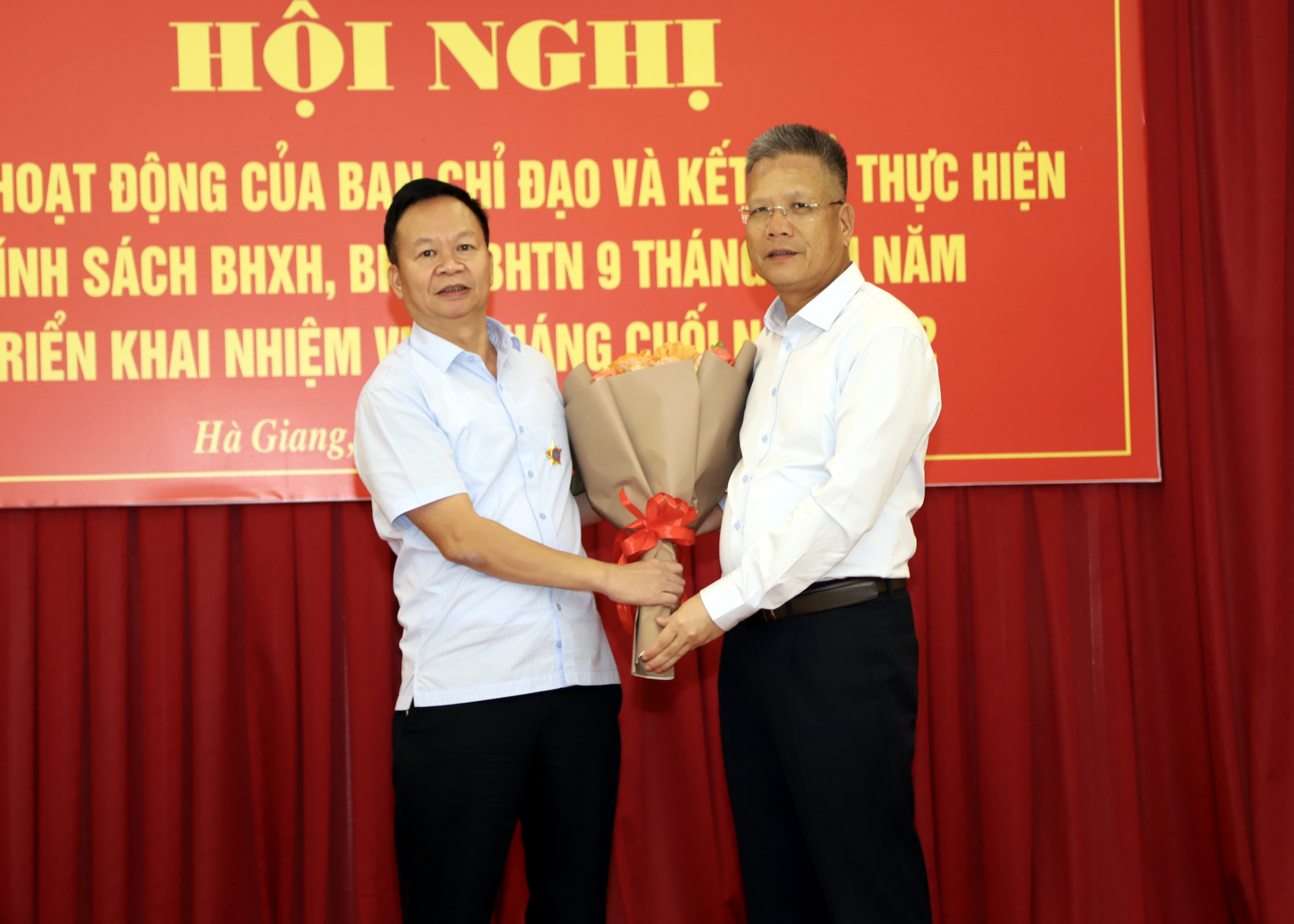 Phó tổng Giám đốc BHXH Việt Nam Trần Đình Liệu trao Kỷ niệm Chương và tặng hoa chúc mừng Giám đốc Sở Tài chính Nguyễn Ngọc Thanh 