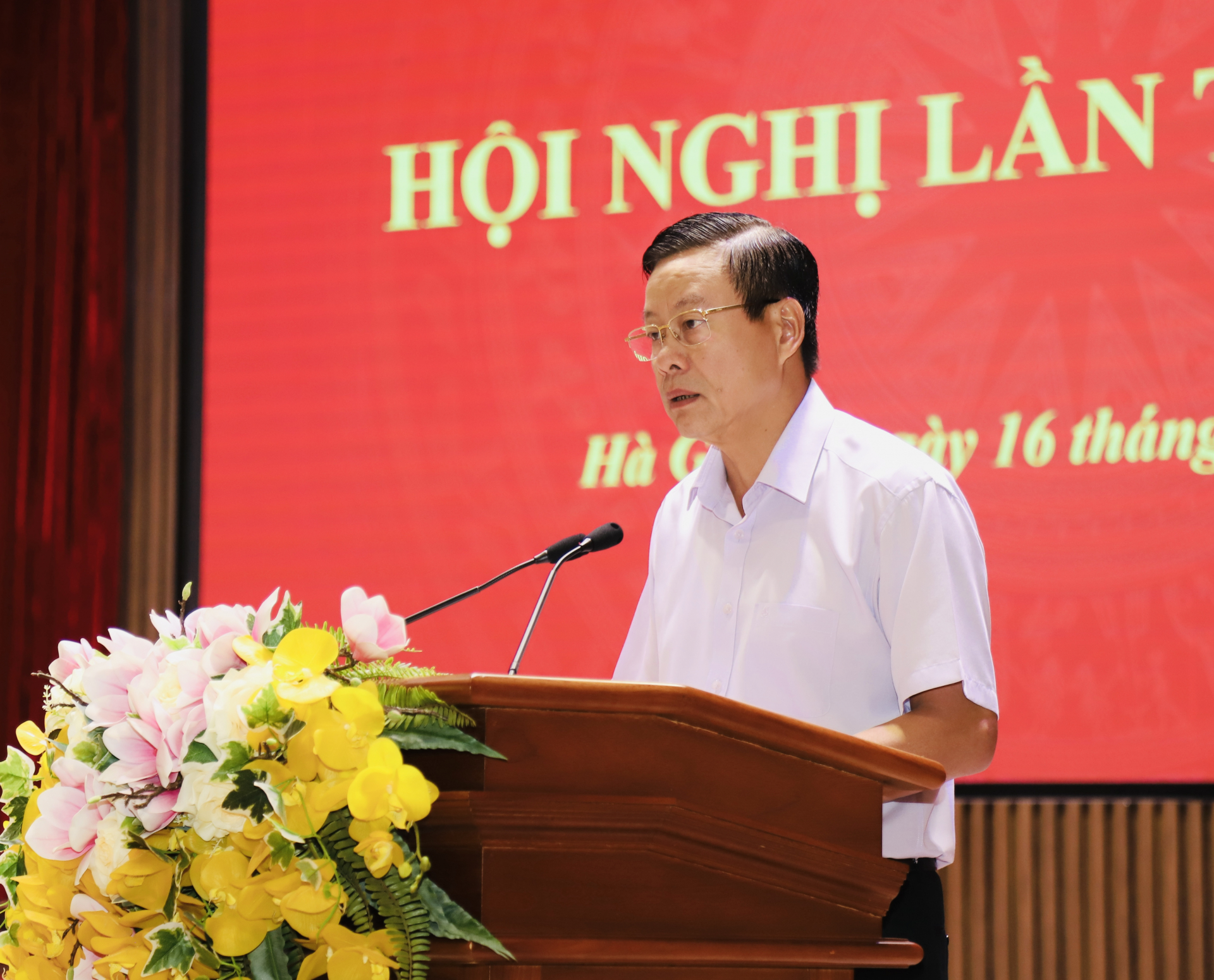 Chủ tịch UBND tỉnh Nguyễn Văn Sơn báo cáo kết quả phát triển KT-XH 9 tháng