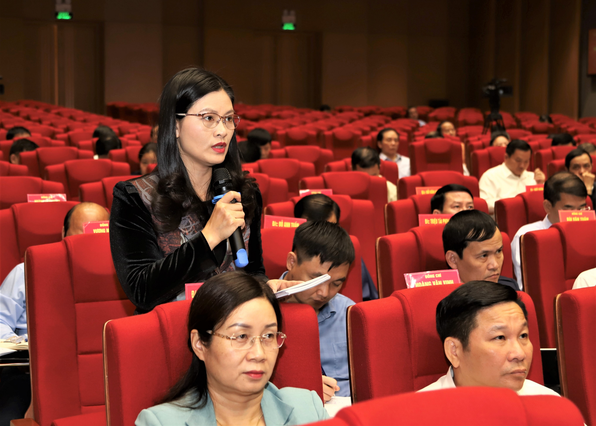 Bí thư Huyện ủy Mèo Vạc Vương Ngọc Hà thảo luận tại hội nghị