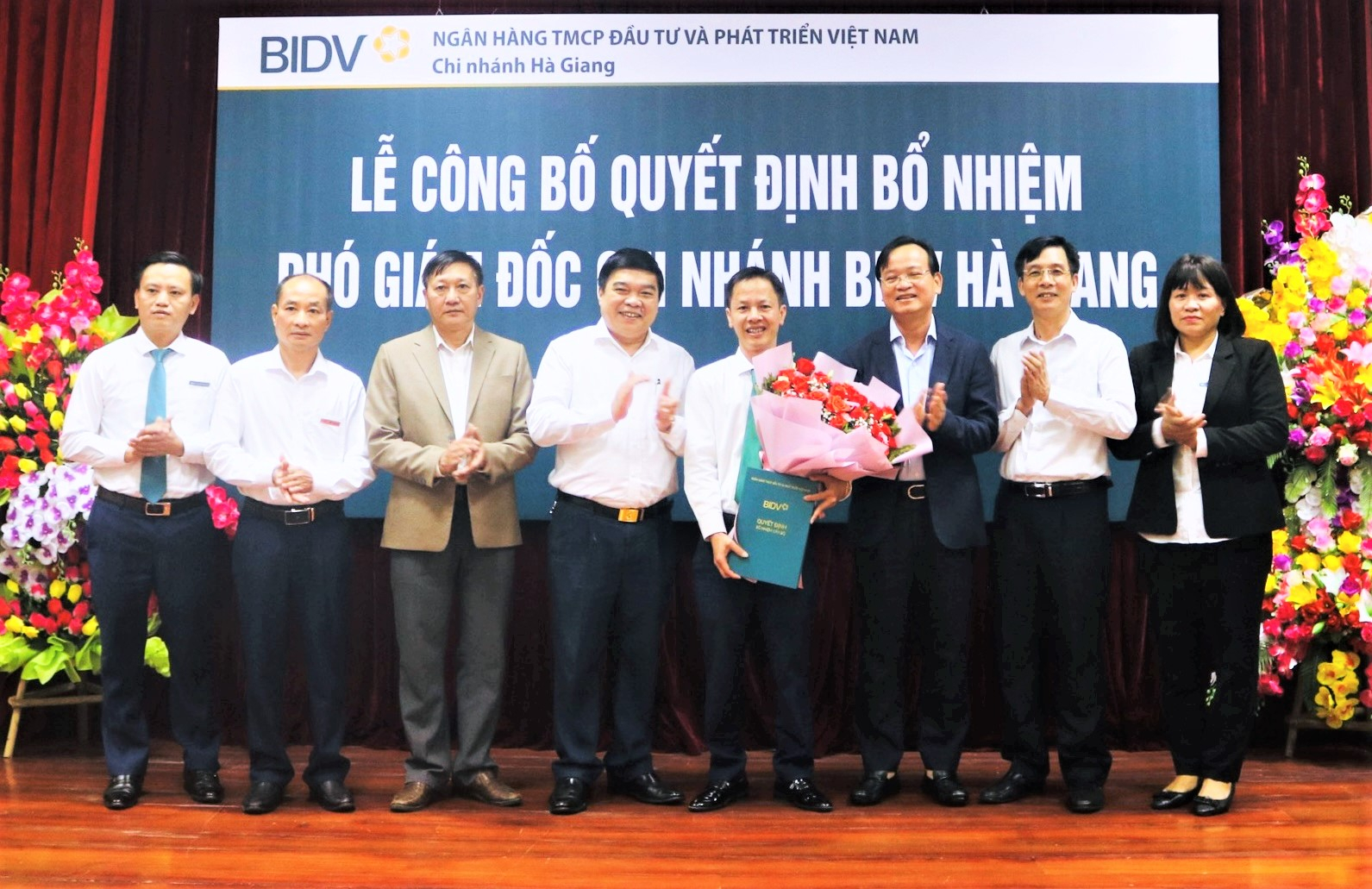 Các đại biểu tặng hoa chúc mừng đồng chí Nguyễn Đắc Minh