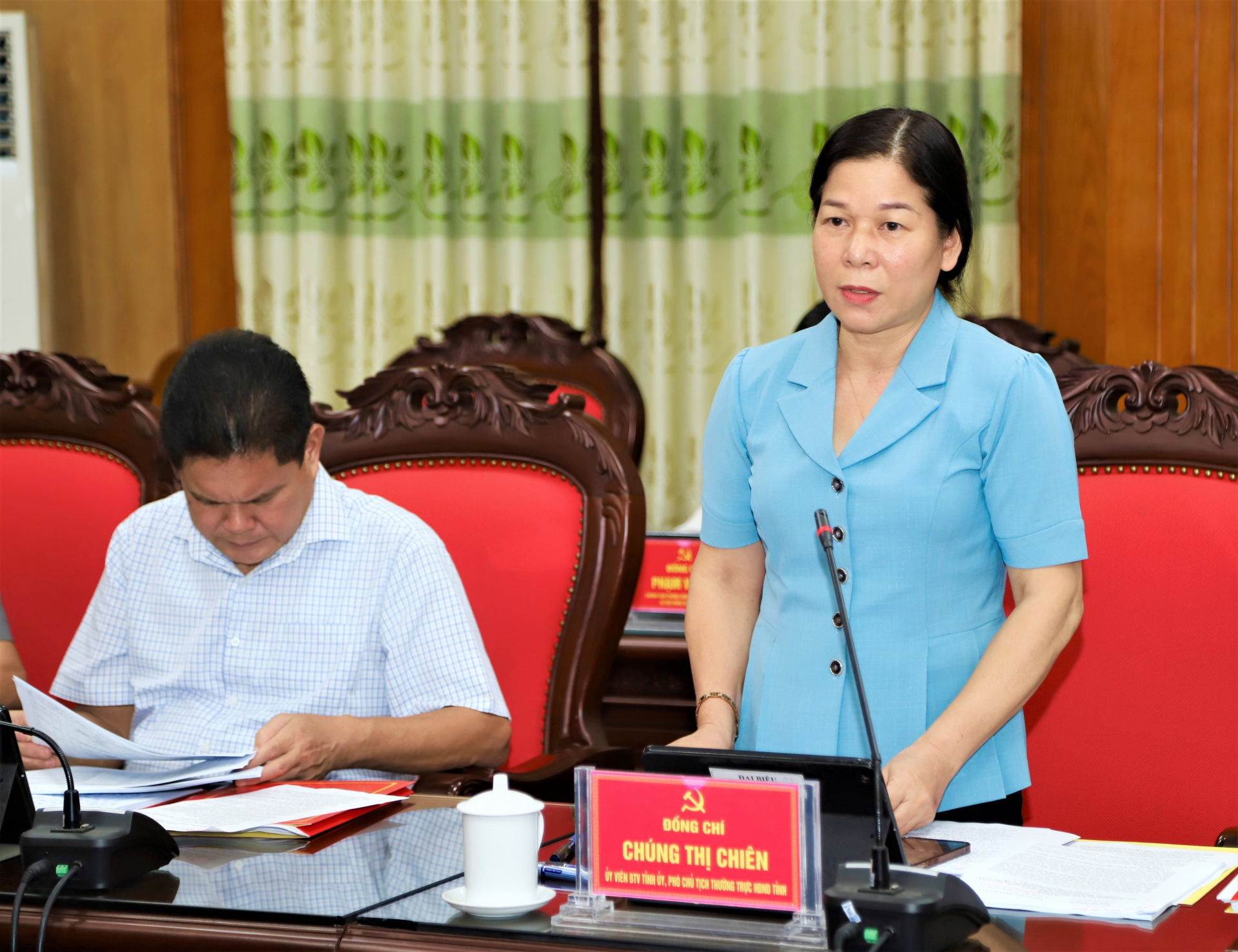 Phó Chủ tịch Thường trực HĐND tỉnh Chúng Thị Chiên thảo luận tại phiên họp