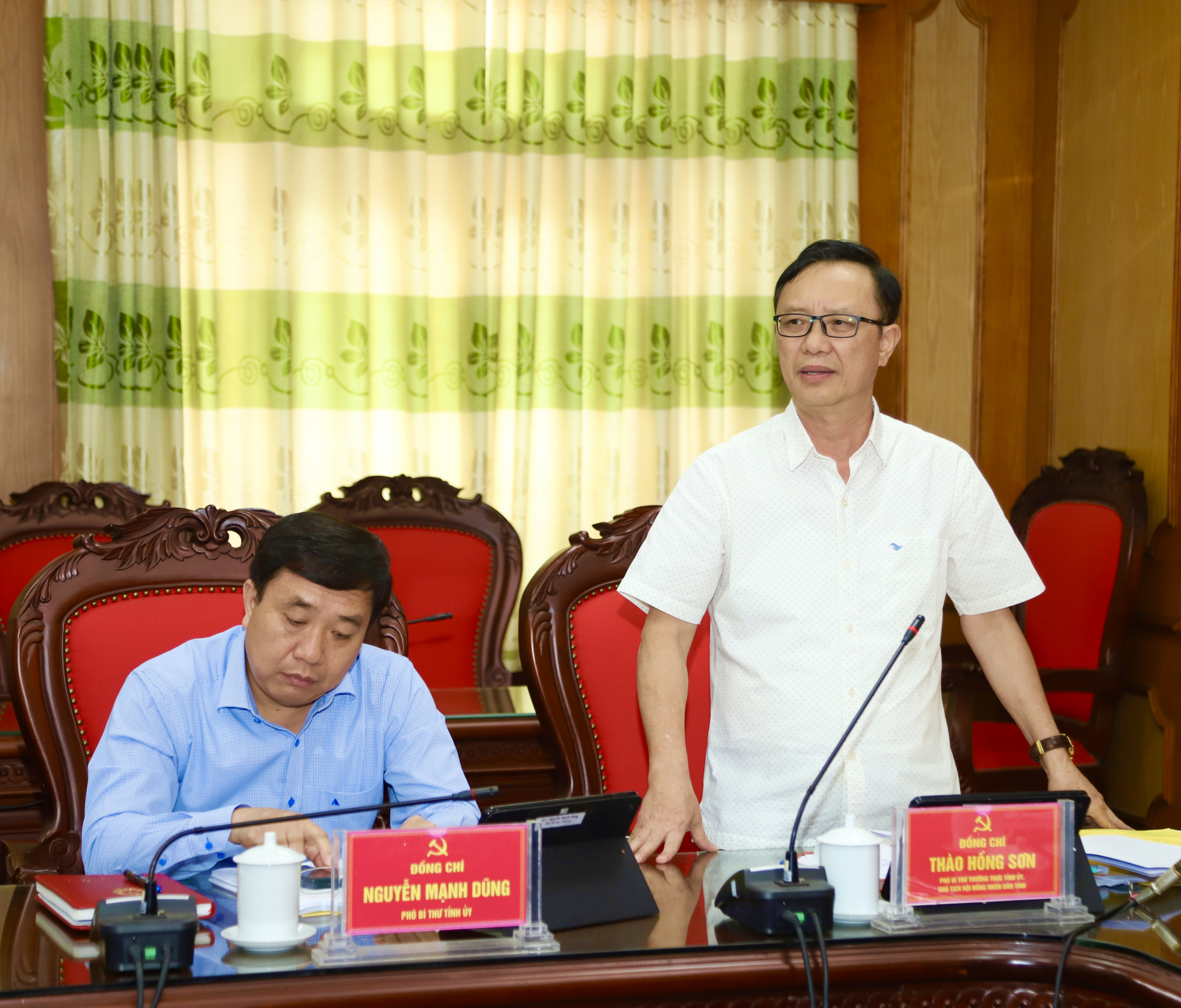 Phó Bí thư Thường trực Tỉnh ủy, Chủ tịch HĐND tỉnh Thào Hồng Sơn phát biểu tại phiên họp