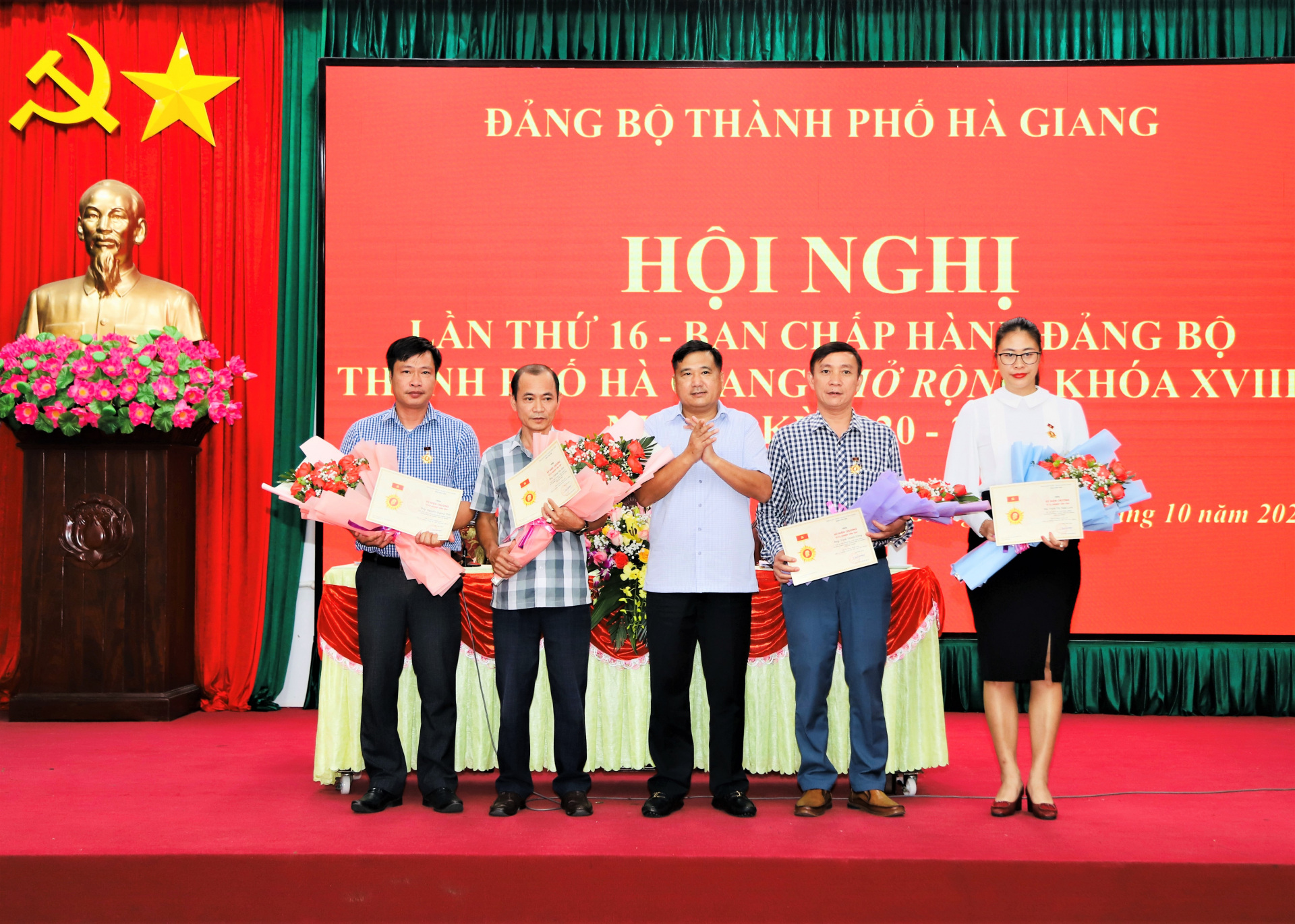 Bí thư Thành ủy Hà Giang Hầu Minh Lợi trao Kỷ niệm chương Vì sự nghiệp Dân vận cho 4 đồng chí