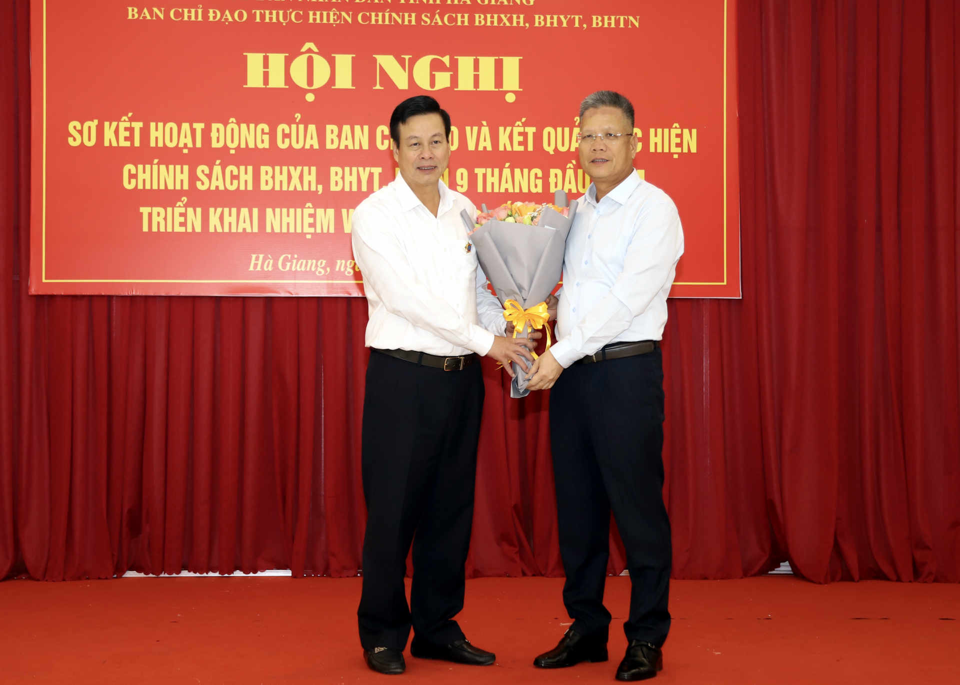 Phó tổng Giám đốc BHXH Việt Nam Trần Đình Liệu trao tặng Kỷ niệm chương Vì sự nghiệp BHXH Việt Nam và tặng hoa chúc mừng Chủ tịch UBND tỉnh Nguyễn Văn Sơn