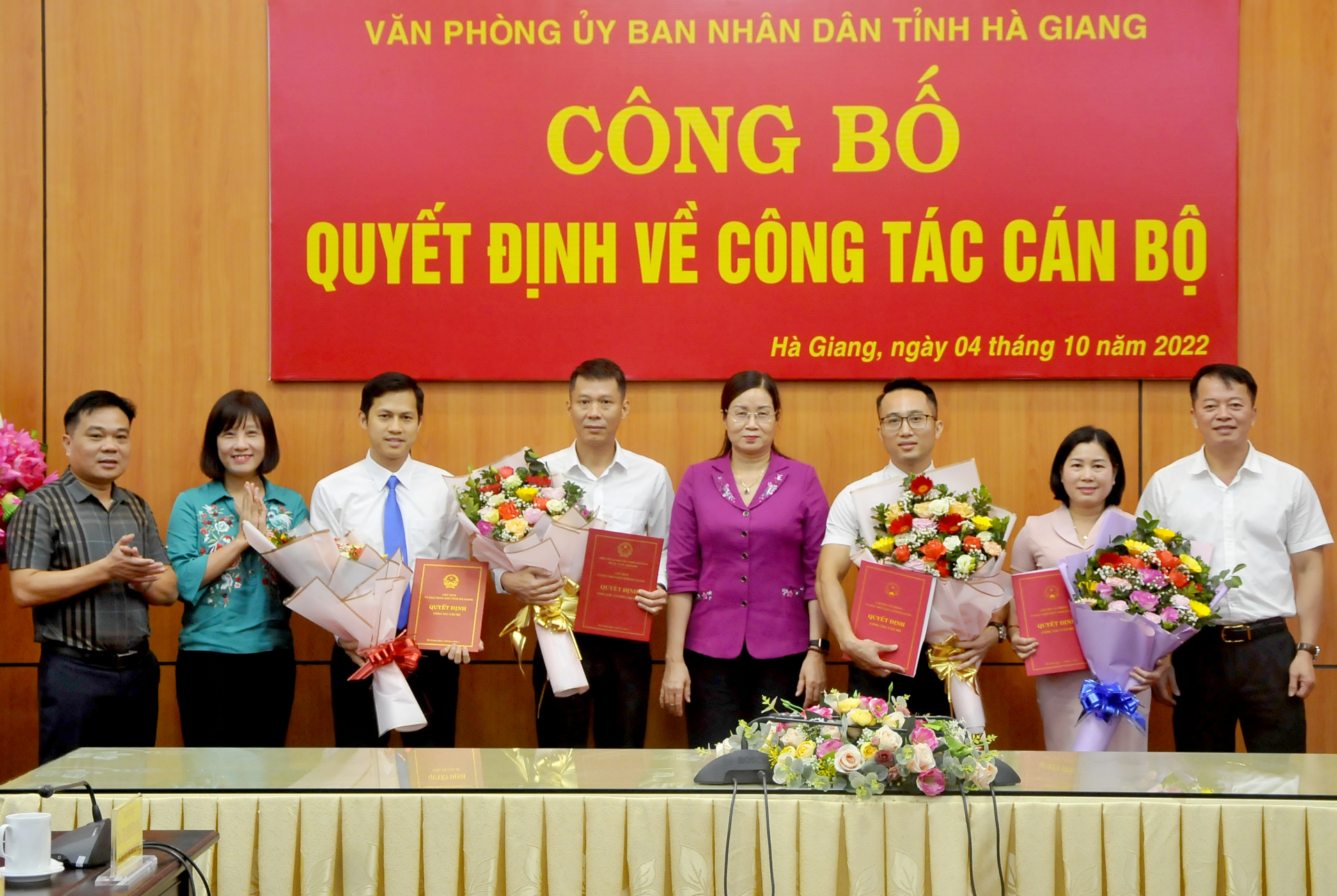 Phó Chủ tịch UBND tỉnh Hà Thị Minh Hạnh và lãnh đạo Văn phòng UBND tỉnh tặng hoa chúc mừng các đồng chí được điều động, bổ nhiệm.