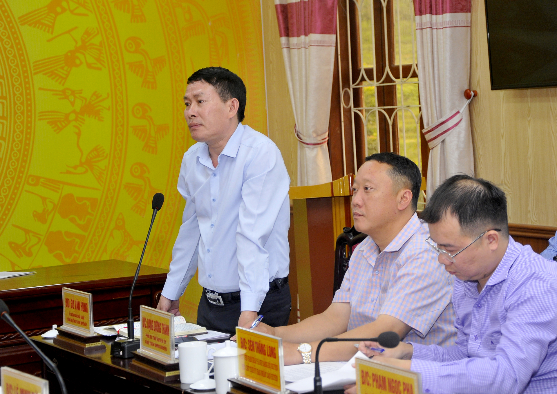 Bí thư Huyện ủy Quản Bạ Đỗ Văn Hùng báo cáo tình hình triển khai một số nhiệm vụ trọng tâm trên địa bàn.