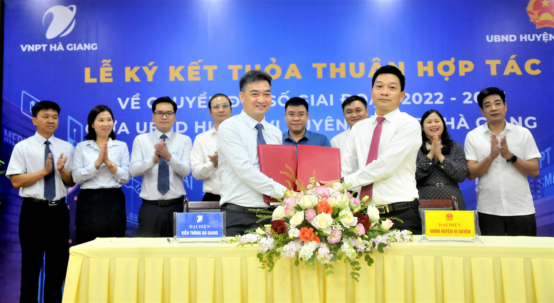 Lãnh đạo VNPT Hà Giang và UBND huyện Vị Xuyên ký kết thỏa thuận hợp tác.