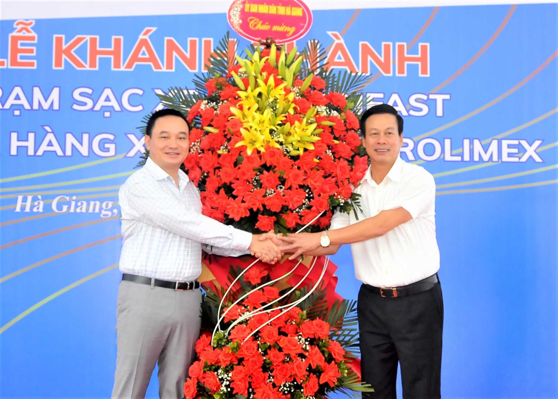 Tổng Giám đốc Tập đoàn Petrolimex nhận lẵng hoa chúc mừng của Chủ tịch UBND tỉnh Nguyễn Văn Sơn.
