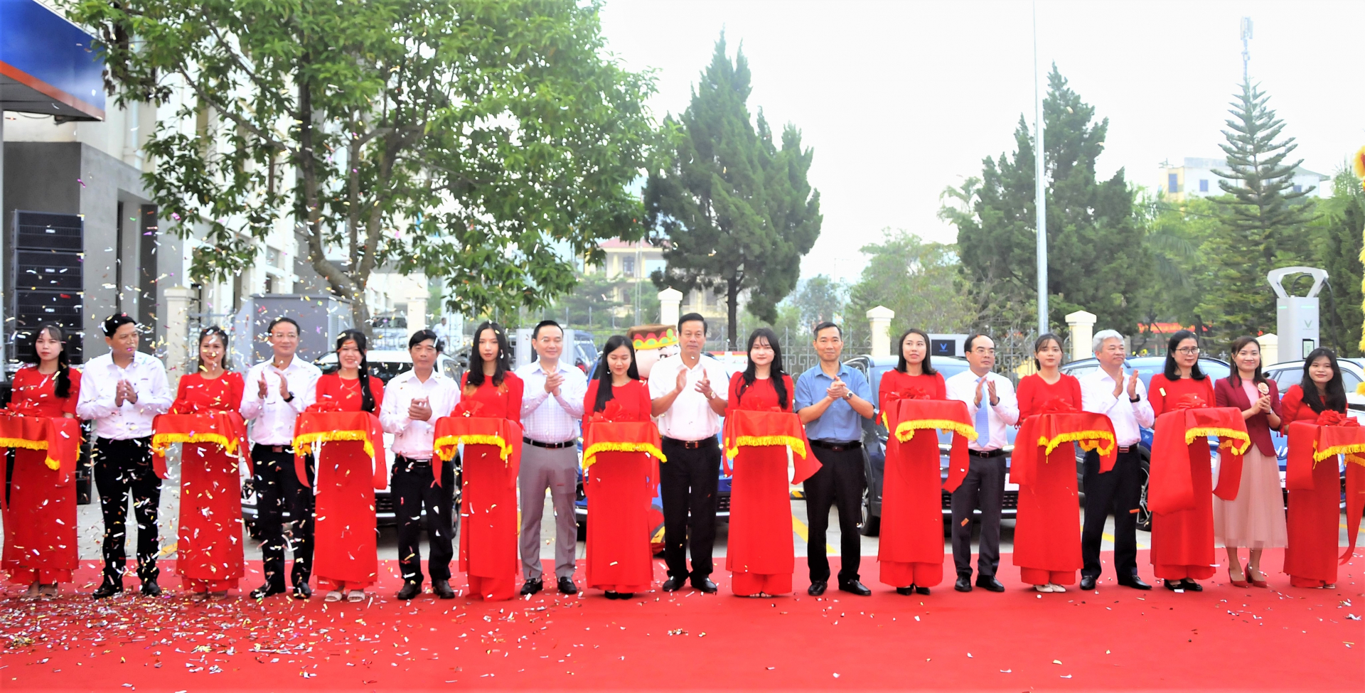 Chủ tịch UBND tỉnh Nguyễn Văn Sơn và các đại biểu cắt bằng khánh thành.