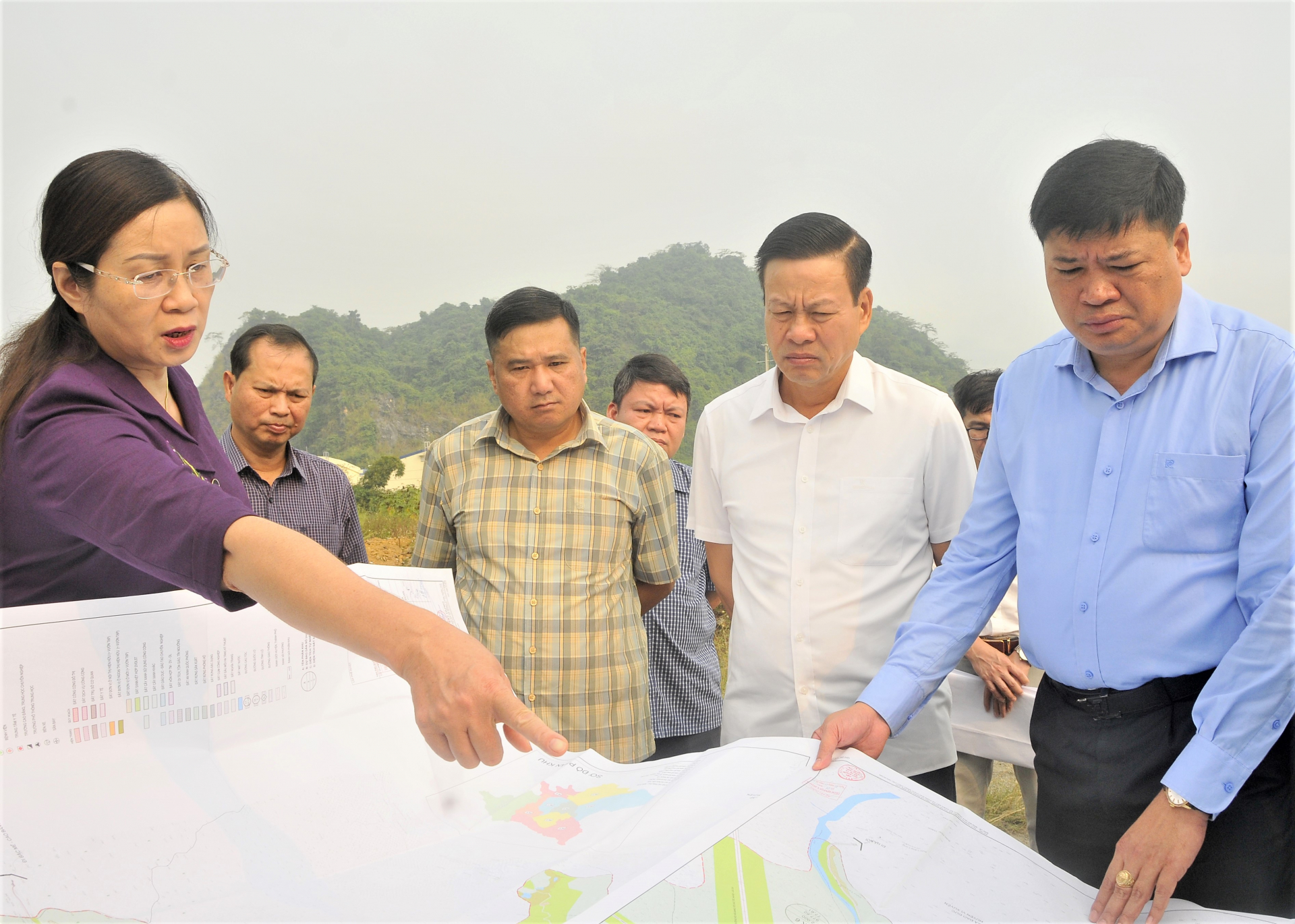 Chủ tịch UBND tỉnh Nguyễn Văn Sơn kiểm tra bản đồ quy hoạch chi tiết Khu đô thị mới Quyết Thắng.