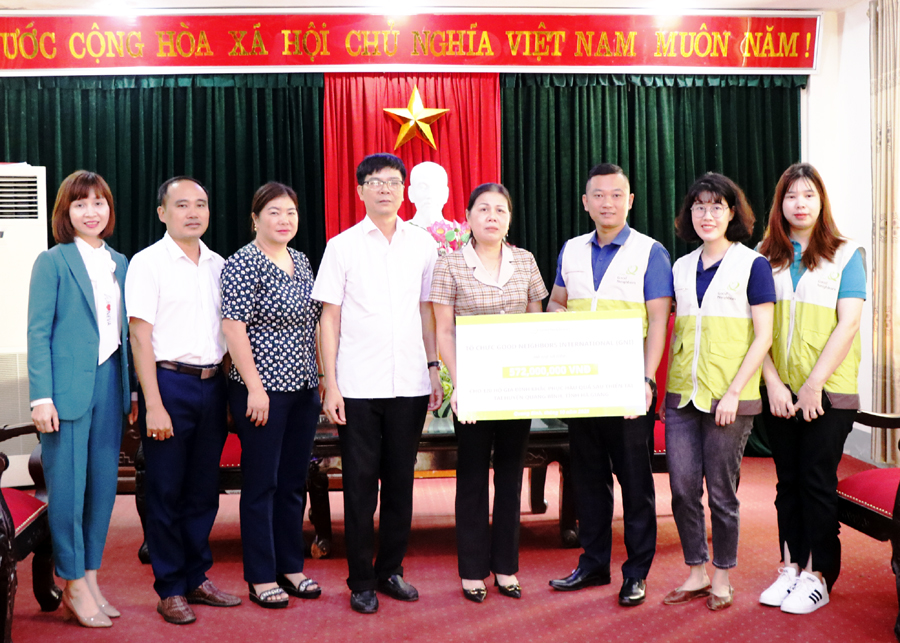 Đại huyện huyện Quang Bình tiếp nhận hỗ trợ của tổ chức GNI cho các gia đình bị thiệt hại do mưa lũ gây ra.