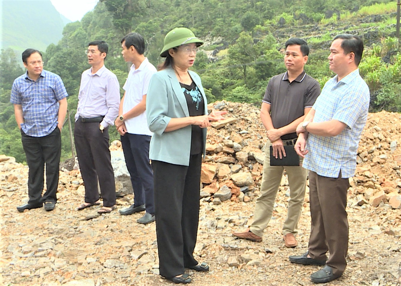 Phó Chủ tịch UBND tỉnh Hà Thị Minh Hạnh kiểm tra thực thực địa tiến độ thi công dự án.