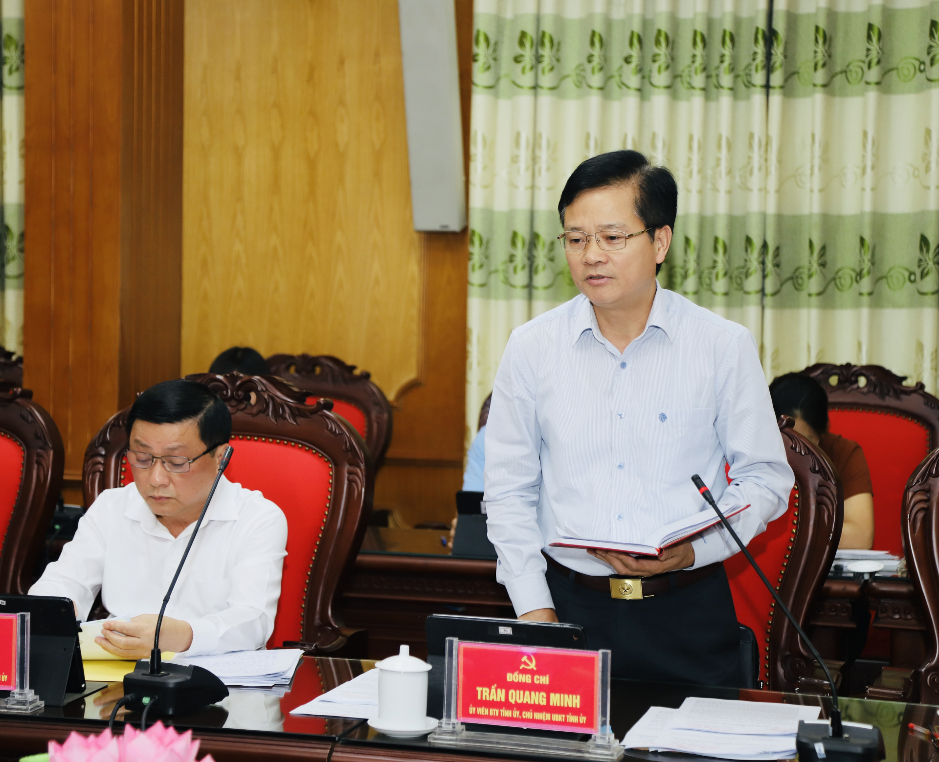 Chủ nhiệm Ủy ban Kiểm tra Tỉnh ủy Trần Quảng Minh thảo luận tại phiên họp