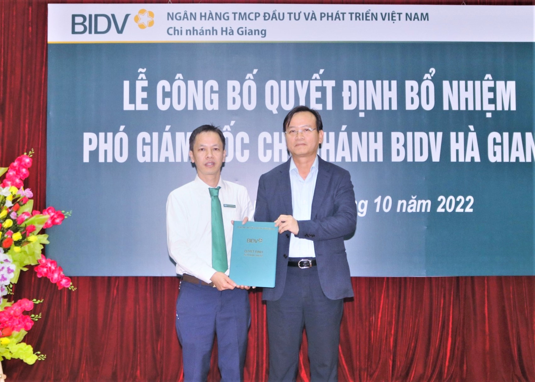 Đồng chí Phan Thanh Hải, Phó Tổng giám đốc BIDV trao Quyết định bổ nhiệm đồng chí Nguyễn Đắc Minh giữ chức Phó giám đốc Ngân hàng BIDV Chi nhánh tỉnh Hà Giang